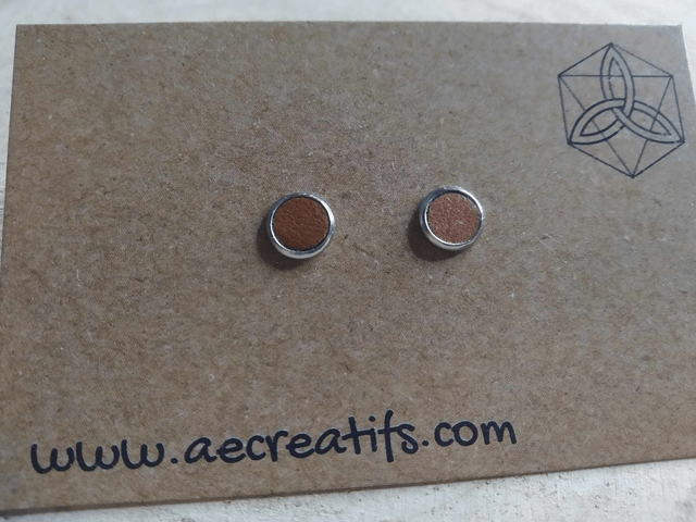 Boucles d'oreilles puces cuir caramel 
