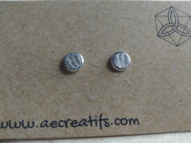 Boucles d'oreilles puces cuir argent à relief 