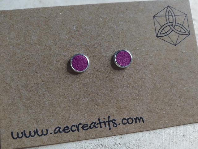 Boucles d'oreilles puces cuir mauve 