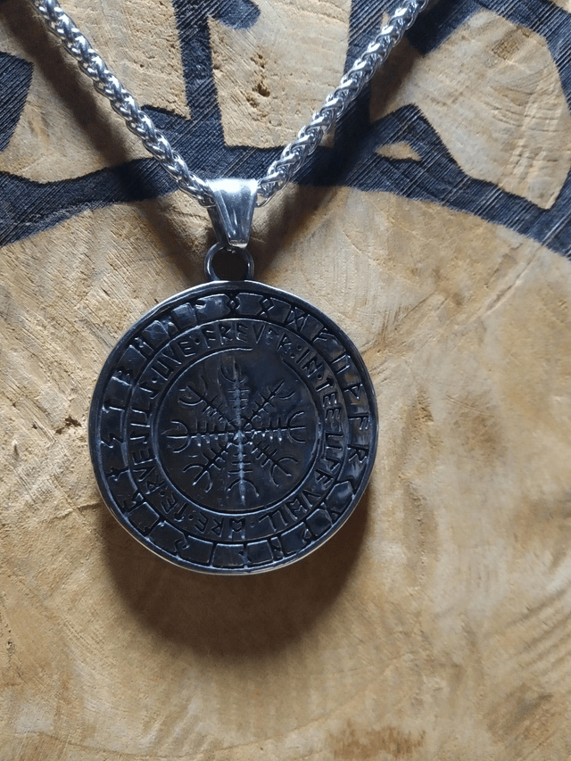 Collier corbeaux et runes 