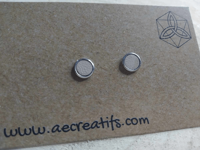 Boucles d'oreilles puces cuir beige