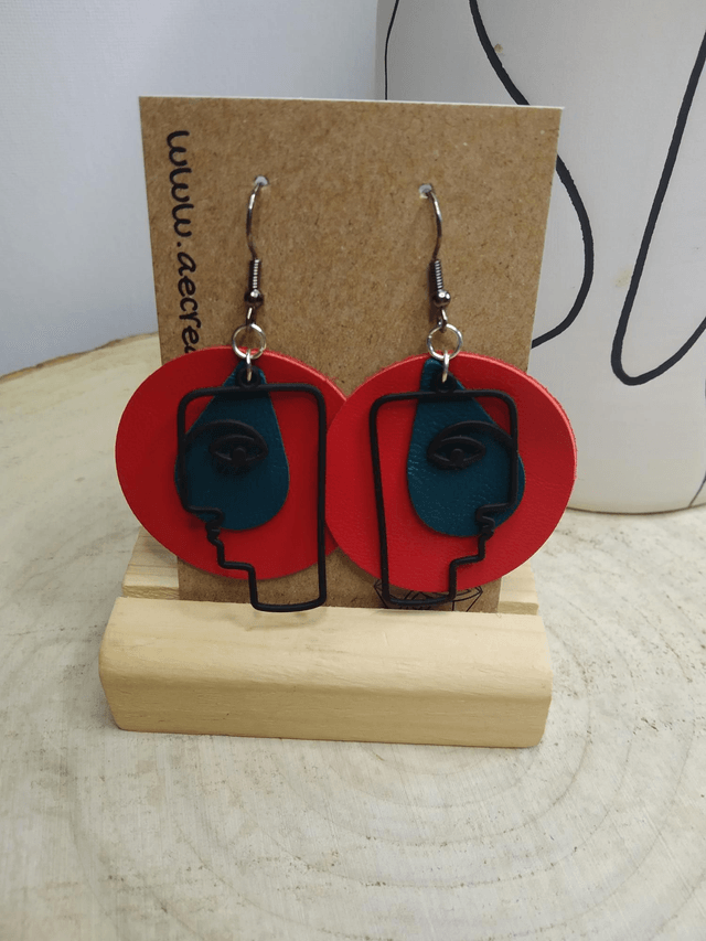 Boucles d'oreilles line art cuir rouge 
