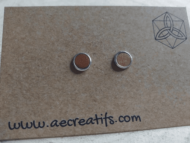 Boucles d&#039;oreilles puces cuir caramel 