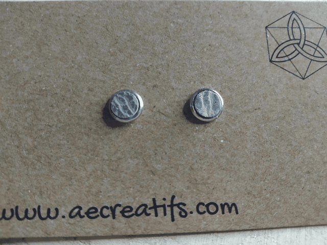 Boucles d&#039;oreilles puces cuir argent à relief 