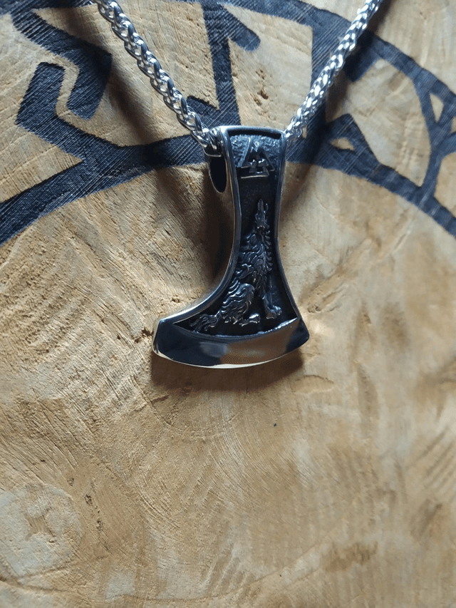 Collier hache corbeau et loup 