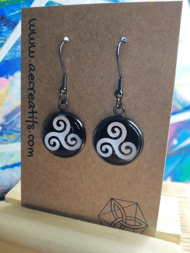 Boucles d&#039;oreilles cabochons triskel 