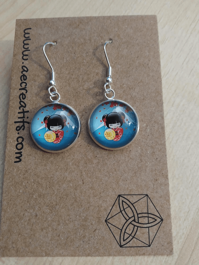 Boucles d&#039;oreilles Kokeshi montagne fleurs 