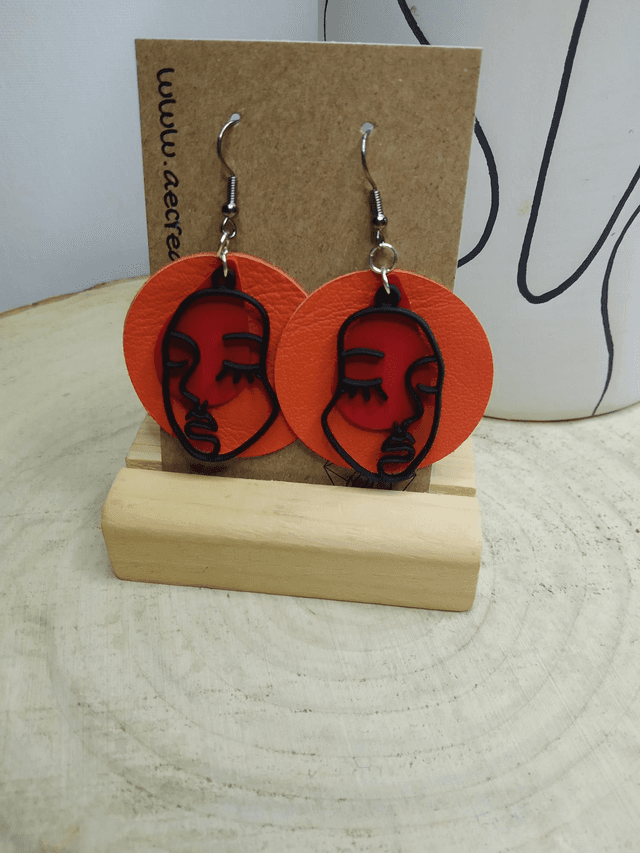 Boucles d&#039;oreilles line art cuir orange. 