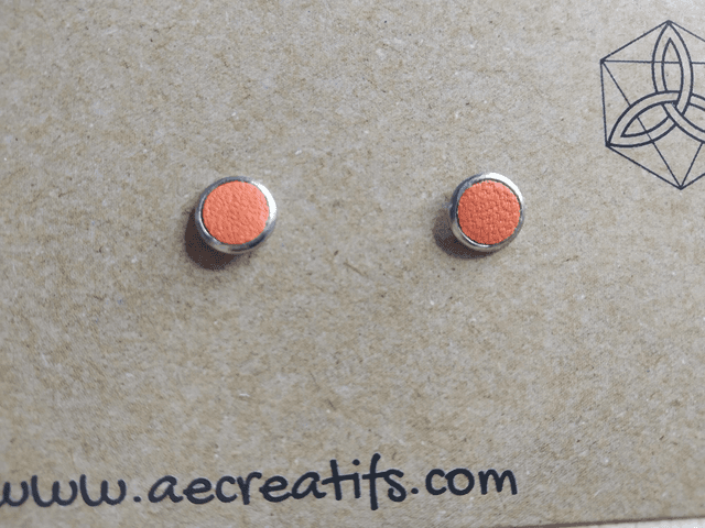 Boucles d&#039;oreilles puces cuir orange 