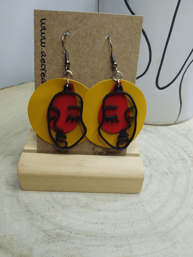 Boucles d&#039;oreilles line art cuir jaune moutarde 