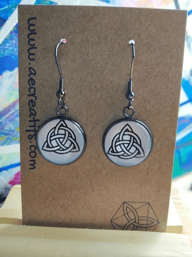 Boucles d&#039;oreilles cabochons nœud de la Trinité 