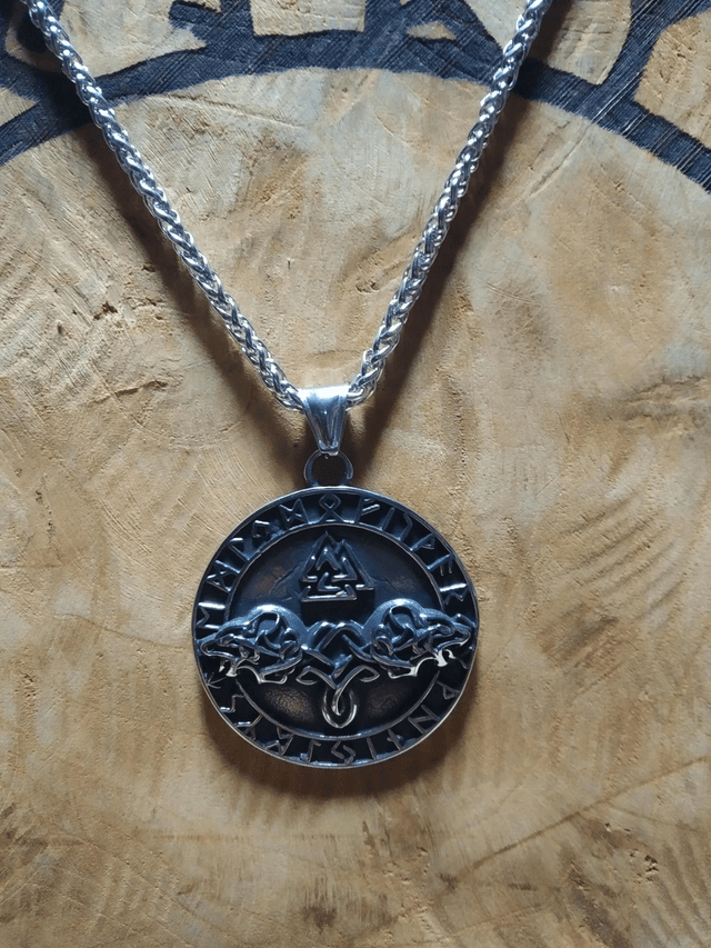 Collier loups valmut et runes 